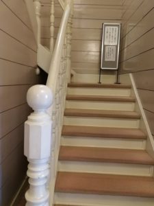 屋根裏部屋に続く階段・・・通行禁止です。この先にホルマリン漬けあるのか？